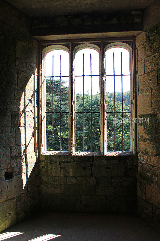 中世纪城堡的窗户/ 14世纪的拱门，古老的石头窗户